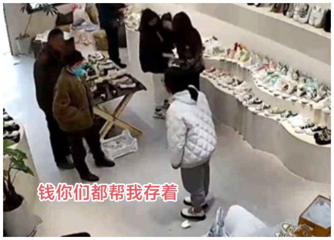 “我的脚那么廉价吗？”28岁女儿赚钱上交父母，买200元鞋子被拒