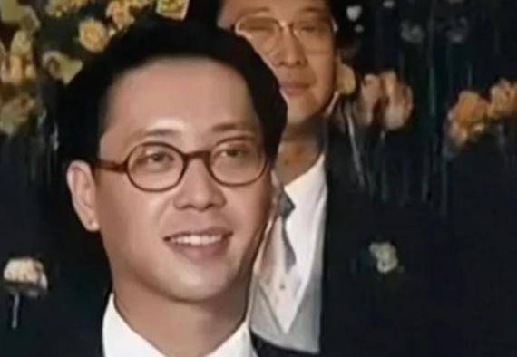 原来何超琼与许晋亨在结婚2个月后,陈百强才无奈的表白内心的情感