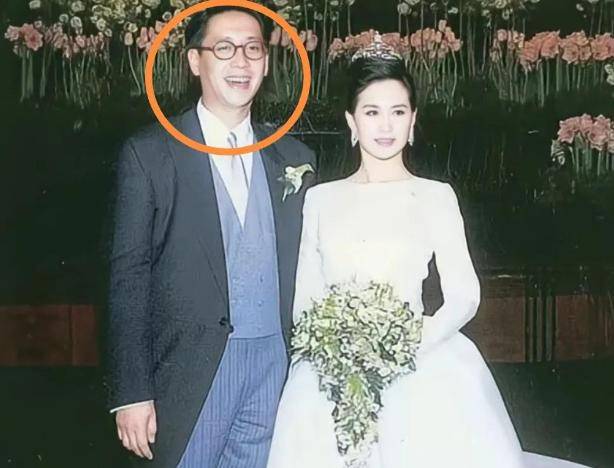 原来何超琼与许晋亨在结婚2个月后,陈百强才无奈的表白内心的情感
