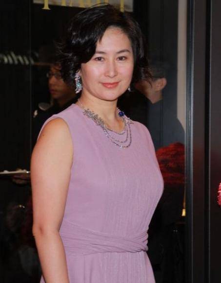 原来何超琼与许晋亨在结婚2个月后,陈百强才无奈的表白内心的情感
