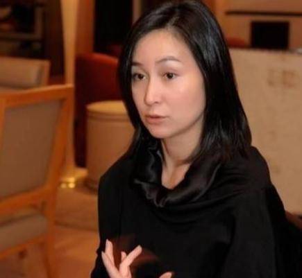 原来何超琼与许晋亨在结婚2个月后,陈百强才无奈的表白内心的情感