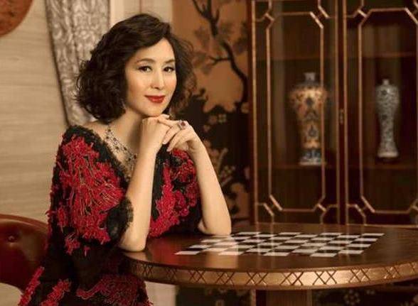 原来何超琼与许晋亨在结婚2个月后,陈百强才无奈的表白内心的情感