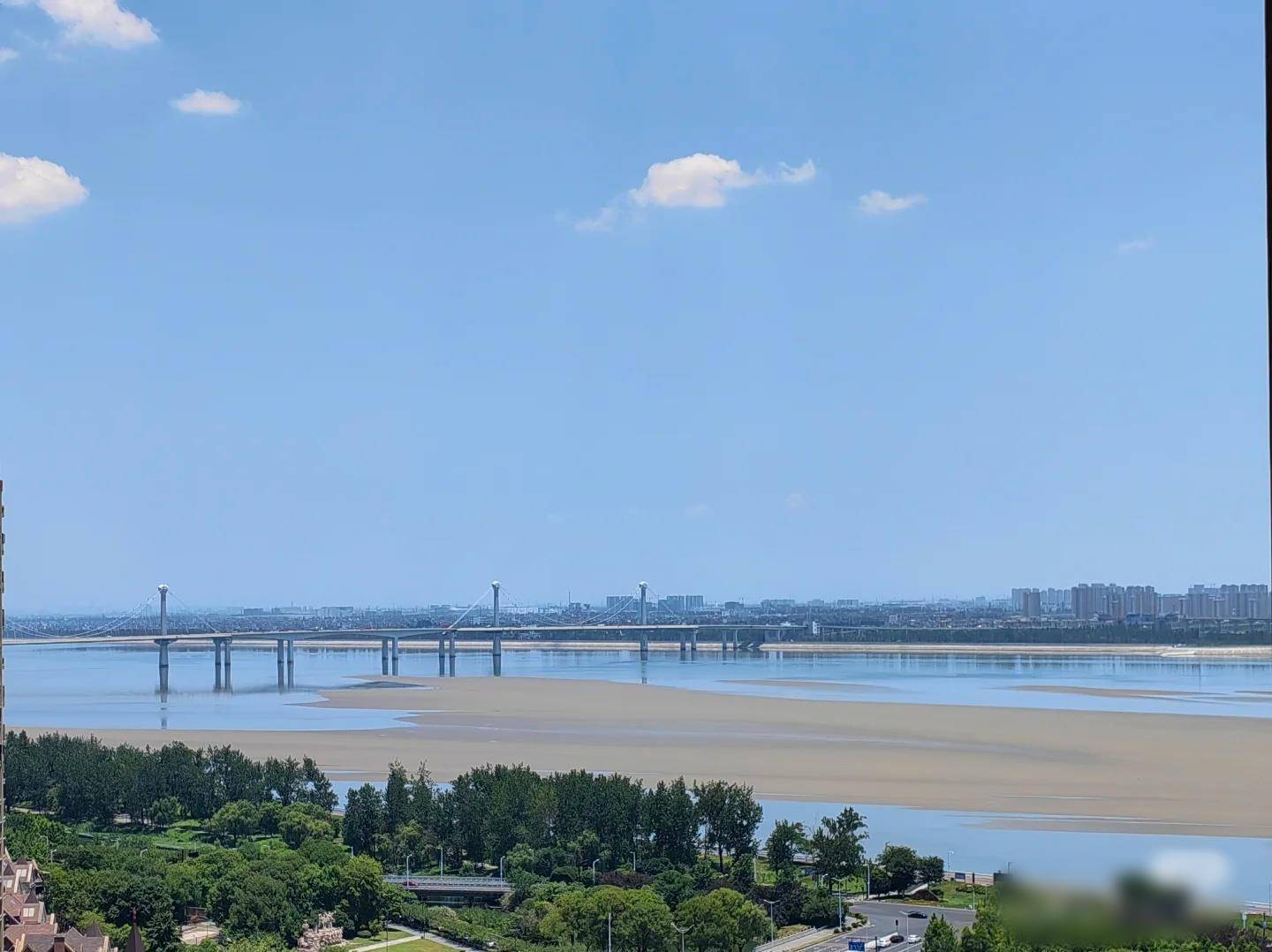 钱塘江杭州段大面积见底，市民感觉像海滩，管理局：上游来水少致滩地裸露