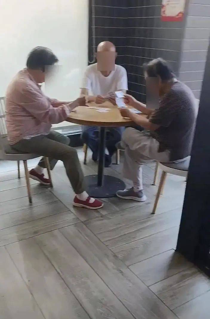 老人扎堆在快餐店占座乘凉，律师说这可能构成“侵权”？！