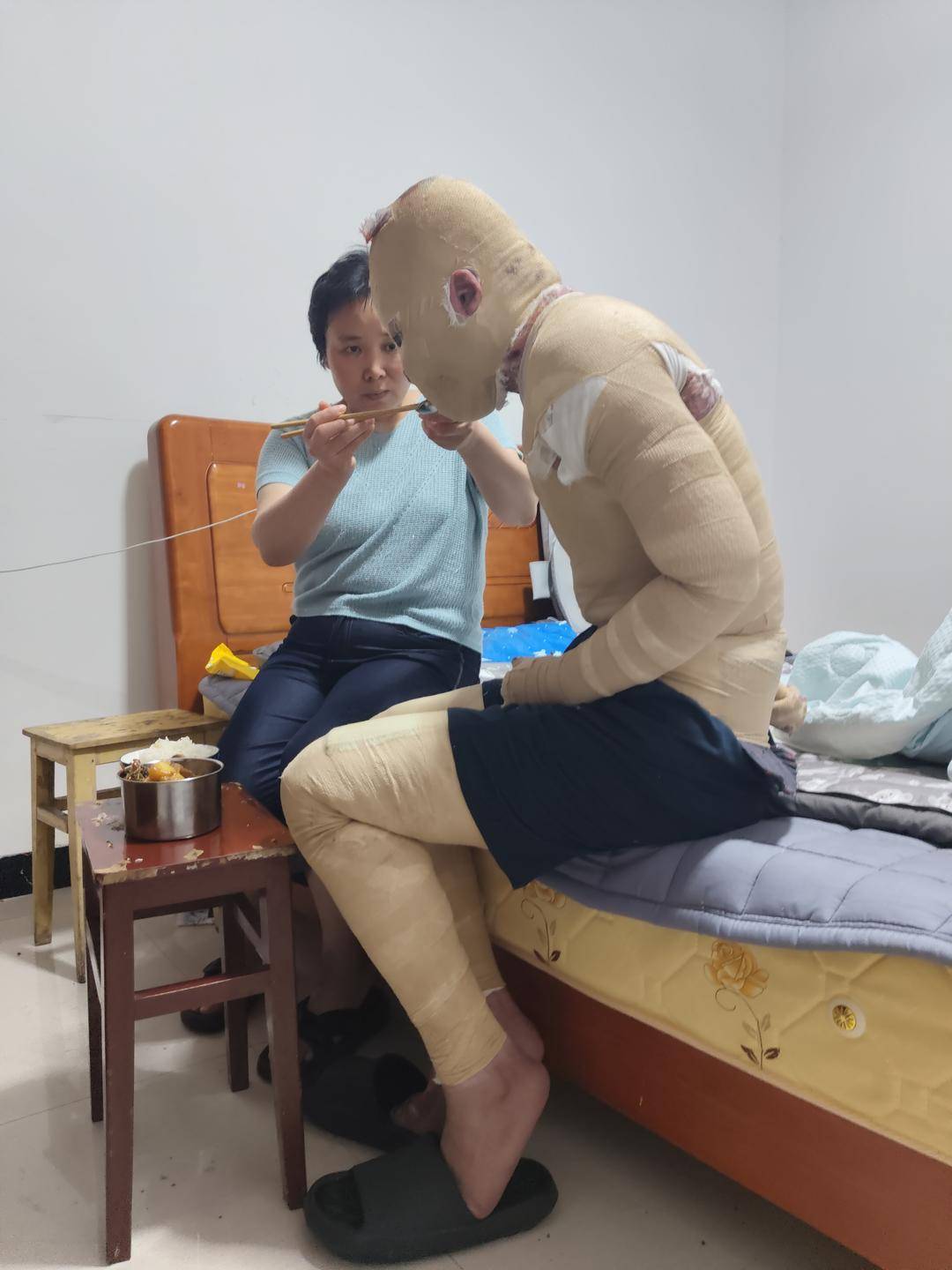 因室友电瓶燃爆烧伤案民事诉讼今日开庭 当事人：曾反复要求别带上楼，回来太晚没发现在充电